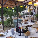 La Campagne St Lazare - Restaurant D'hotes Piscine & Spa 招待所 3*