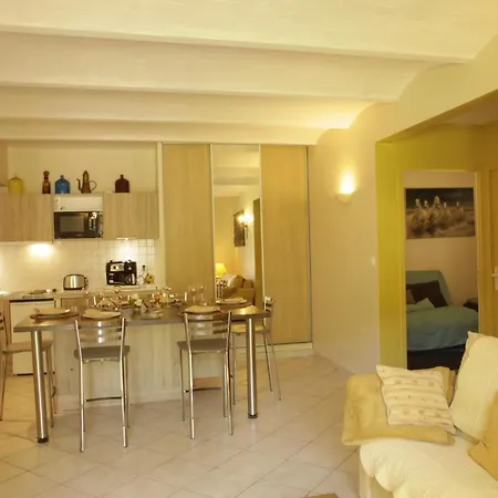 La Campagne St Lazare - Restaurant D'hotes Piscine & Spa Форкалькье